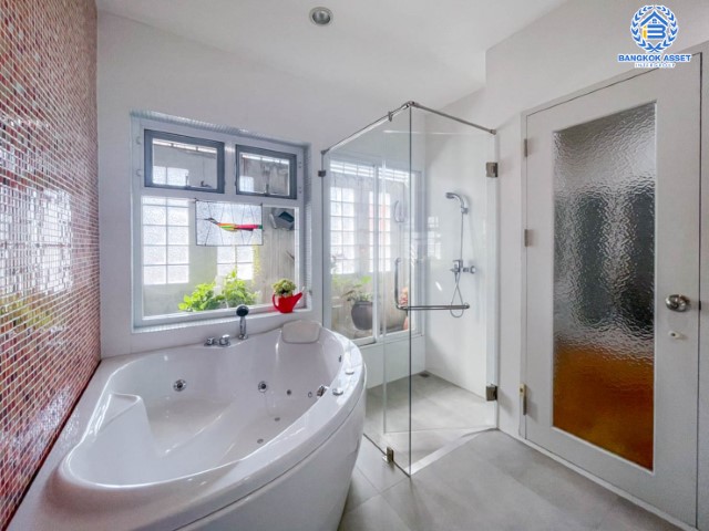 *****บ้านเดี่ยวหลังใหญ่โซนเมือง ม.เสนานิคม พหลโยธิน บนเนื้อที่กว่า 203 ตร.ว. ฟังก์ชันครบจัดเต็ม 3 ห้องนอน 3 ห้องน้ำ จอดรถ 3 คัน บ้านสวยพร้อมอยู่ แถมฟรี! เครื่องปรับอากาศ 4 เครื่อง บนทำเลที่ดี เดินทางสะดวก ใกล้เซ็นทรัลลาดพร้าว และทางด่วนรามอินทรา พร้อมราคาสุดพิเศษ!